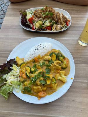 Curry mit Veganer Hühnchen und Nr 4 mit Veganer Ente   at Tonkin in Flensburg