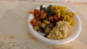 You can mix your ingredients, here different vegetables with excellent hummus at Jaa Nu' Rosticceria Vegana in Genoa