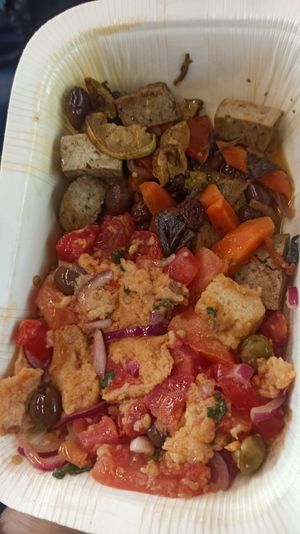 Panzanella e tofu con verdure at Jaa Nu' Rosticceria Vegana in Genoa