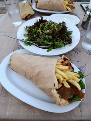 XXL vegan gyro and arugula salad at Psitopolio Megas in Kefalonia