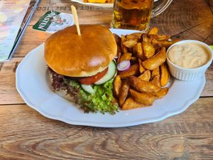 Vegani-Burger mit Kartoffelspalten und Dip at Sübahnhof in Neumuenster