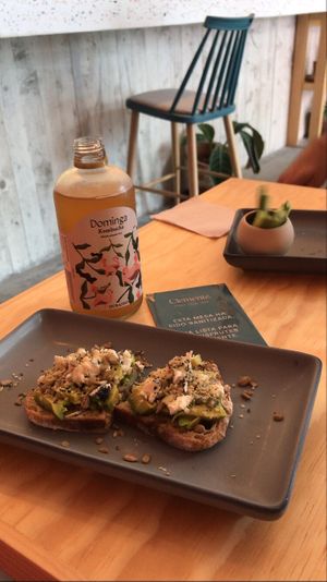 avocado toast y kombucha de durazno 🤤 at Clemente Café in Puebla