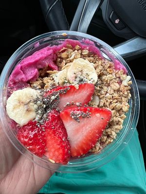 ‘Sahara Bowl’ - pink dragonfruit smoothie bowl (made vegan minus honey and bee pollen) #Veganuary at The Wild Banana in Dayton