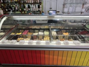 Zoveeel keus uit vegan ijs, geweldig gewoon!   at Gelataria Puzzle in Caldas Da Rainha