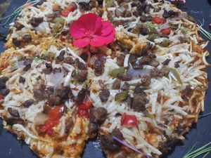 Pizza Gluten-Free Champiñones y Salchicha Vegana at Naked in San Luis Potosi