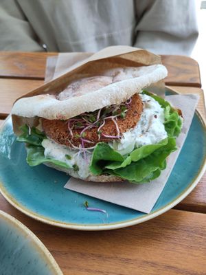 Alpkäse Falafelburger im Fladenbrot at EMMA Bett & Bistro in Winterthur