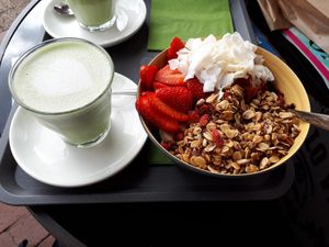 Acai Kilauea und Matcha Latte at Road to Aloha in Celle