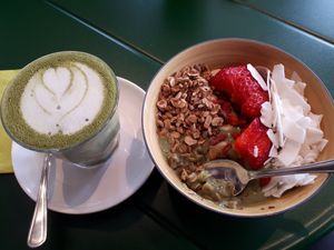 Neue Bowl (mit Matcha) at Road to Aloha in Celle