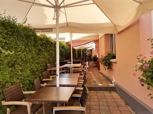 Outdoor seating at Pizzeria La Luna in Romanshorn