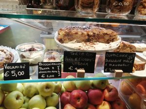 Vegan cakes and desserts at UNO Caffé Olistico in Bologna