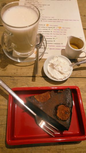 Torta Cucca, con cacao e banana, ovviamente vegan, accompagnata con panna montata vegan #Veganuary at UNO Caffé Olistico in Bologna