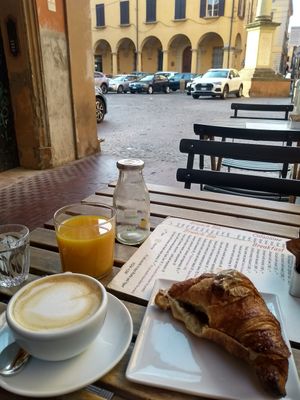 Vegan breakfast at UNO Caffé Olistico in Bologna