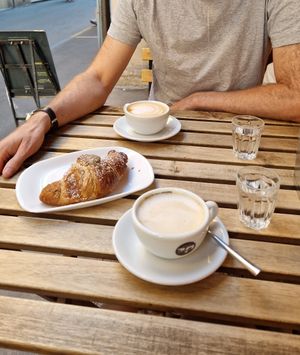 Cappuccino and pistachio croissant at UNO Caffé Olistico in Bologna