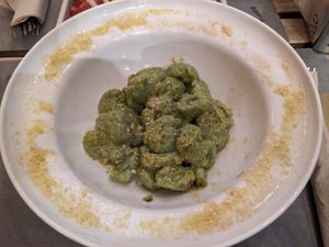 Green gnocchi at UNO Caffé Olistico in Bologna