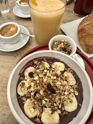 Açai bowl with banana and granola  at UNO Caffé Olistico in Bologna