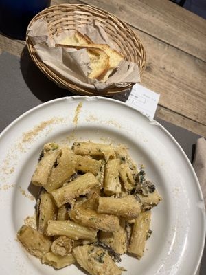pasta con tofu, champiñoes y calabacín  at UNO Caffé Olistico in Bologna