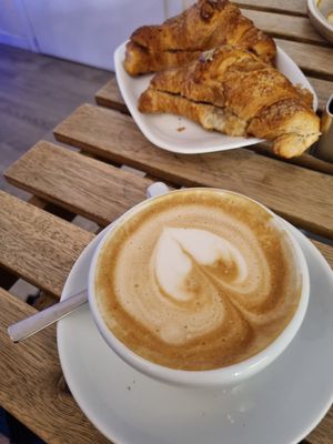 Vegan flatwhite and pistacchio croissant at UNO Caffé Olistico in Bologna