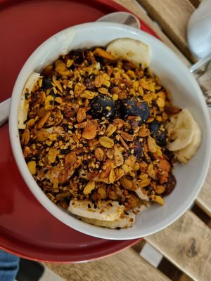 Vegan yoghurt bowl at UNO Caffé Olistico in Bologna