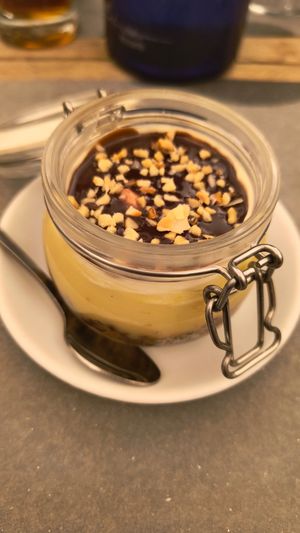 Dolce al cucchiaio con crema e base di torta alla carota at UNO Caffé Olistico in Bologna