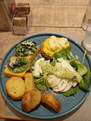 Mixed lunch plate (vegan) at UNO Caffé Olistico in Bologna