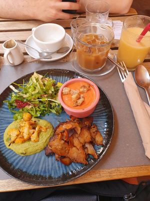 Menu of the day, iced coffee with oat milk, smoothie at UNO Caffé Olistico in Bologna