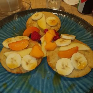 Vegan pancake with season fruit at UNO Caffé Olistico in Bologna