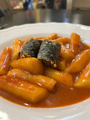 Tte ok bo kki with gimmari (rice cakes with fried glass noodles on a seaweed roll) at Ondo Korean Kitchen in Porto