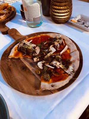 Vegan and gluten-free Pizzetta with mushrooms, Green and black olives, Basil and tomato sauce  at Zetta in Saint-tropez
