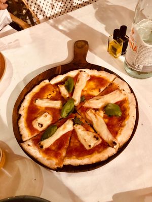 The vegan Margherita with vegan Mozarella, basil and tomato Sauce  at Zetta in Saint-tropez