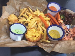 Champion box size L with half eaten mac&cheese ball at SYTO in Gdynia