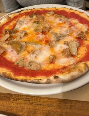 Pizza porcini salsiccia vegan e mozzarella vegan  at Pasquale in Pontedera