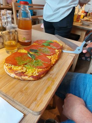 Pinsa mit veganer Salami,  Teig ist super knusprig und fluffig zugleich at Vapiano in Ulm