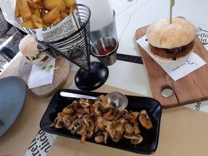 Le personnel est gentil et patient at Fronteira Gastrobar Tapas Wines Gins in Valenca