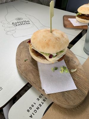 Burger style chorizo (avec ou sans fromage) at Fronteira Gastrobar Tapas Wines Gins in Valenca