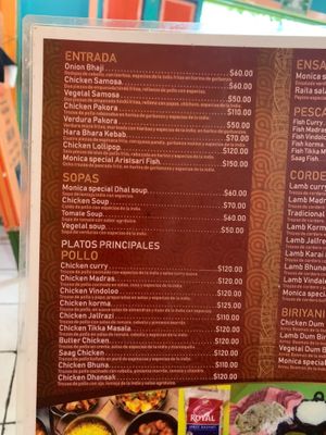 Vegan appetizers include onion bhaji, vegetal samosa, dhal soup, and vegetal soup at Mónica Restaurant Hindú in Oaxaca