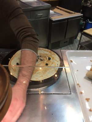 Crêpes in der Zubereitung at Creperie Rindermarkthalle in Hamburg