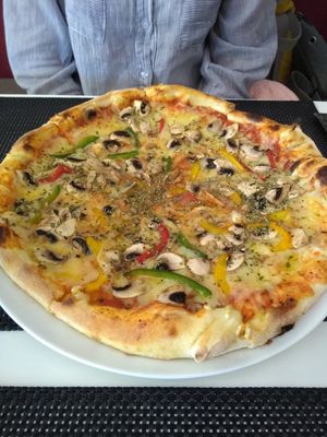 Vegan version of the vegetarian pizza at Mourapão  in Vilamoura