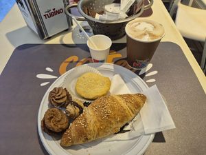 Cappuccino di soia, cornetto integrale alla marmellata, stroscia ligure e baci di Alassio. Tutto vegano. at Riviera Bistrot Pasticceria in Alassio