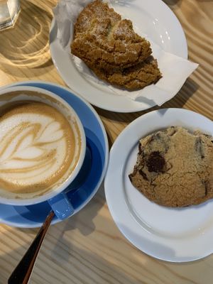 Cappuccino oat Milk and vegan ginger cookie and vegan chocolate chip cookie at BOP Café in Porto