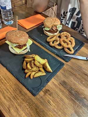 Hamburguesas 1.3.1.2 y la Ave César at Cerveceria La Raposa in Oviedo