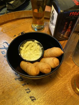 Tequeños con veganesa  at Cerveceria La Raposa in Oviedo