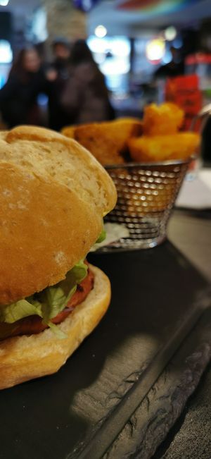 Vegan burger con patatas at Cerveceria La Raposa in Oviedo