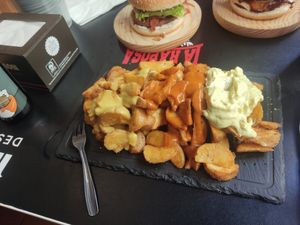 Potatoes 3 sauces (7,5€) at Cerveceria La Raposa in Oviedo
