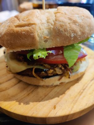 1.3.1.2. Burger at Cerveceria La Raposa in Oviedo