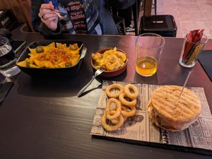 Nachos, patates CheeseBacon y Burger Manfloritu con aros de cebolla at Cerveceria La Raposa in Oviedo