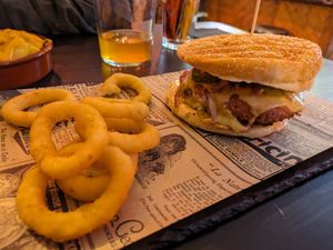 Burger Manfloritu con aros de cebolla at Cerveceria La Raposa in Oviedo