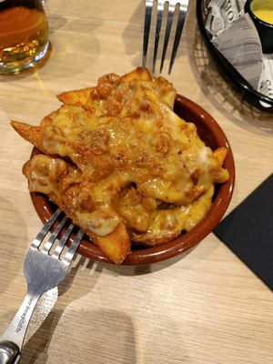 Patatas con picadillo y queso azul at Cerveceria La Raposa in Oviedo