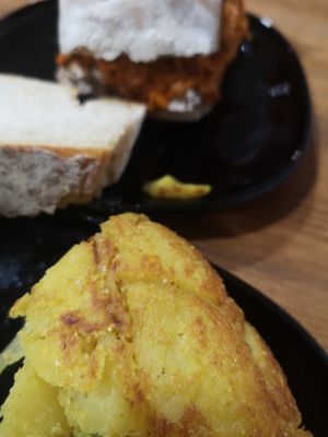 Pincho de tortilla vegan 🌿 at Cerveceria La Raposa in Oviedo