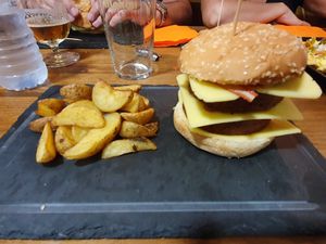 Hamburguesa "Old firm" at Cerveceria La Raposa in Oviedo