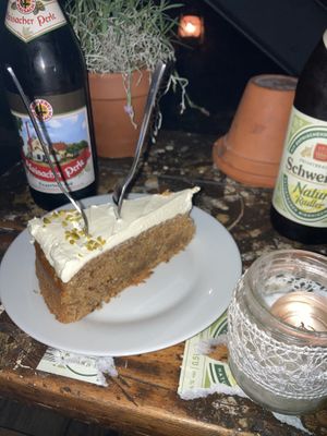 carrot cake  at Gans Woanders in Munich